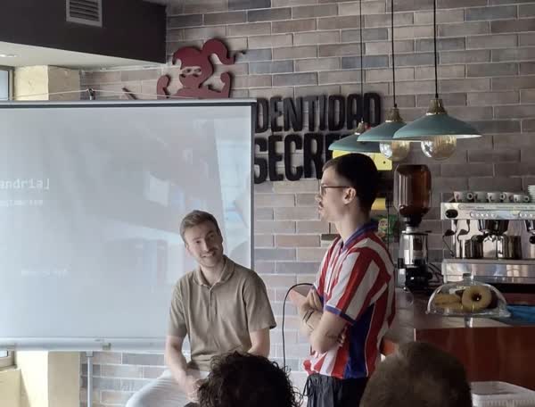 Charla en café-bar